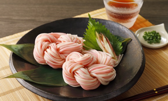 1本の麺が紅白になった合わせ麺をお花の形に