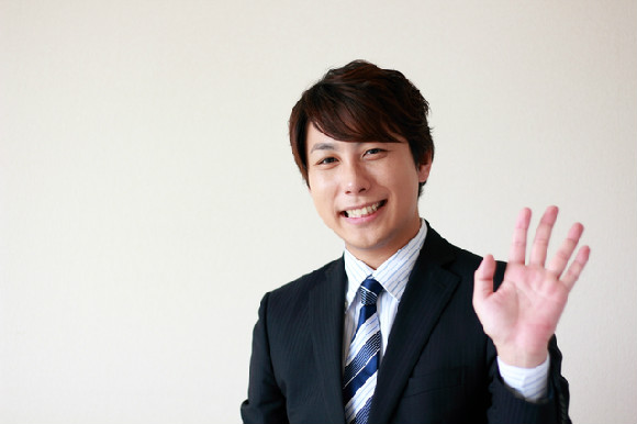 会食の場合には、訪問の時とは違って「会食が終わってお見送りをする時」に渡しましょう。
食事の前…