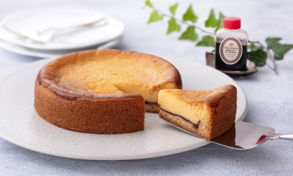 バルサミコ酢と赤ワインのソースをかけて楽しむ、オトナのチーズケーキ