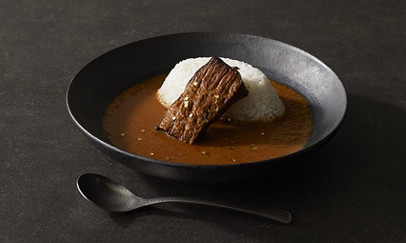 金箔で煌びやかに!宮崎牛の贅沢カレー