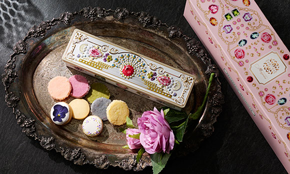 宝塚らしさを詰め込んだ華やかなクッキー缶