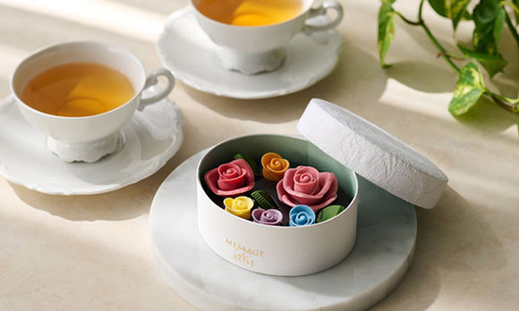 繊細なバラの花びらをチョコレートで再現