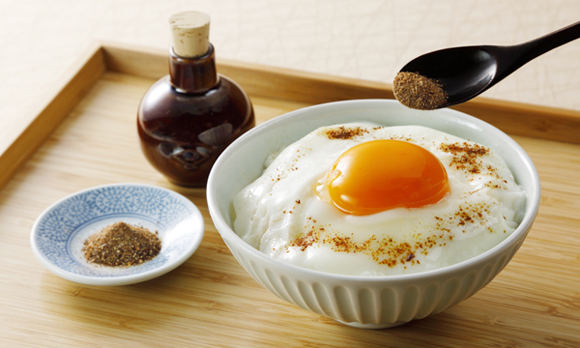 振りかけるだけで老舗料亭の味に! 粉しょうゆと専用陶器のセット