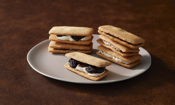 山梨県産の大粒ブドウを使った、贅沢なラムレーズンサンド