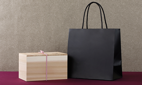 比内地鶏無添加ブロックハム250g2本セット・秋田杉箱入りの紙袋画像