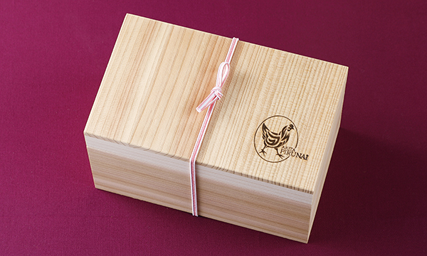 比内地鶏無添加ブロックハム250g2本セット・秋田杉箱入りの包装画像