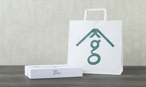 お茶とお菓子の詰合わせの紙袋画像