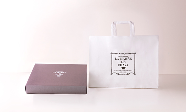 パティスリー ラ・マーレ・ド・チャヤ焼菓子詰め合わせ13個入の紙袋画像