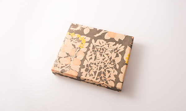 パティスリー ラ・マーレ・ド・チャヤ焼菓子詰め合わせ13個入の包装画像