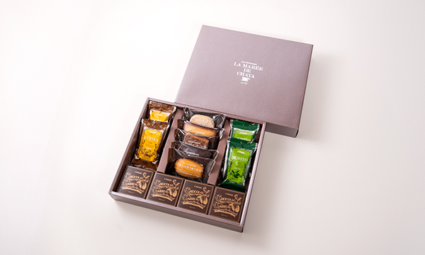 パティスリー ラ・マーレ・ド・チャヤ焼菓子詰め合わせ13個入の箱画像