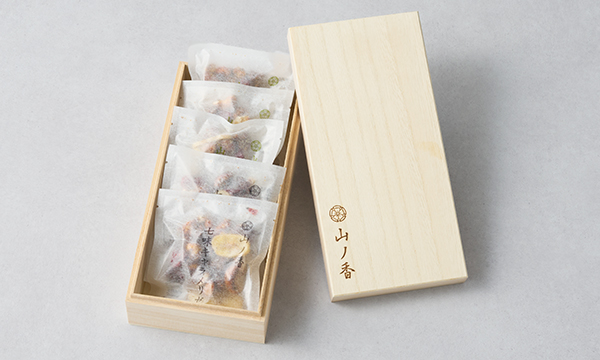 木箱で贈る 香味ナッツギフト 5袋の箱画像